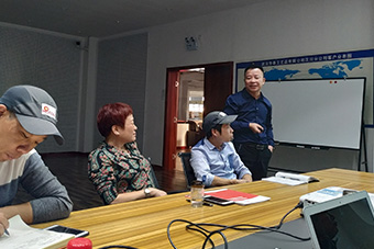 團(tuán)隊(duì)合照